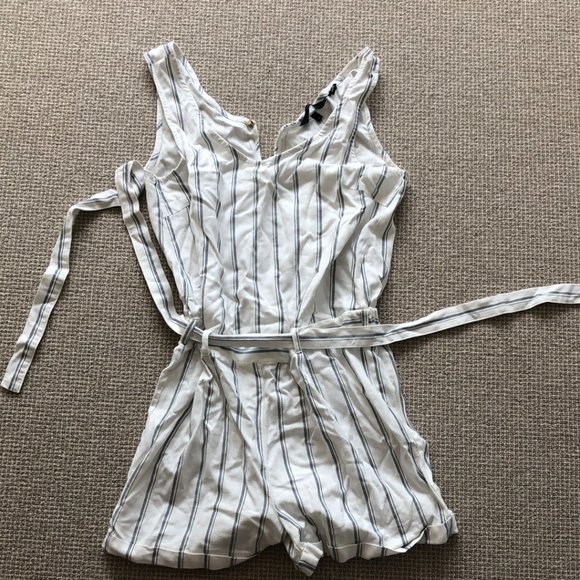 Striped linen romper - never worn! - Picture 2 of 4